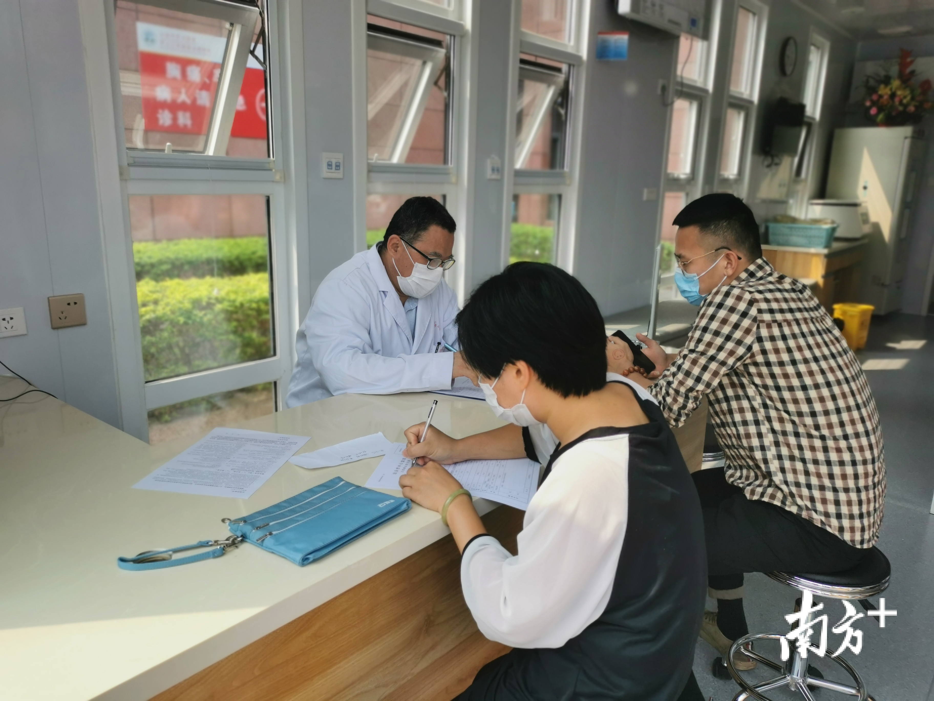 新的献血屋内宽敞通透。