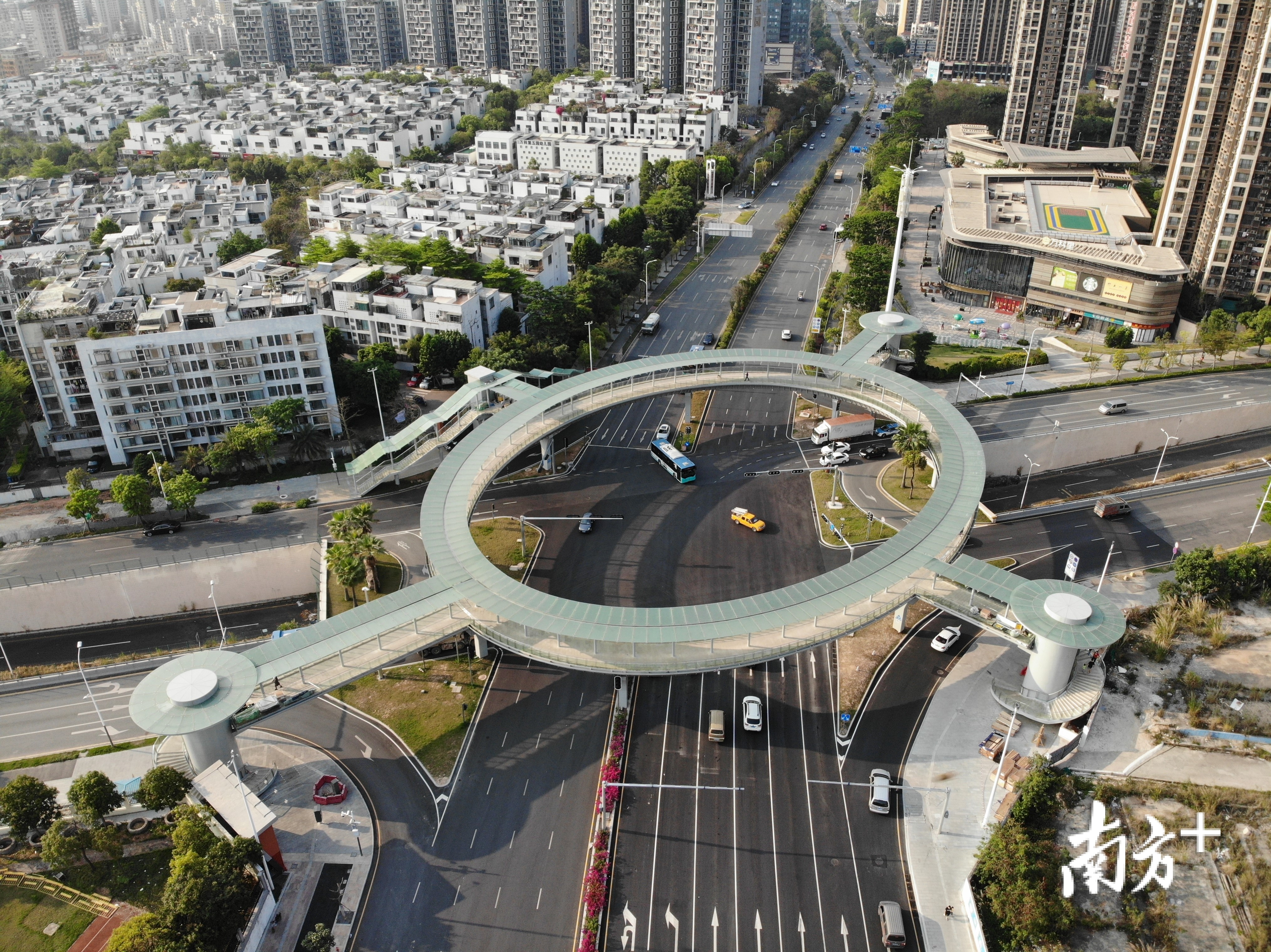 坂雪岗大道环城南路人行天桥