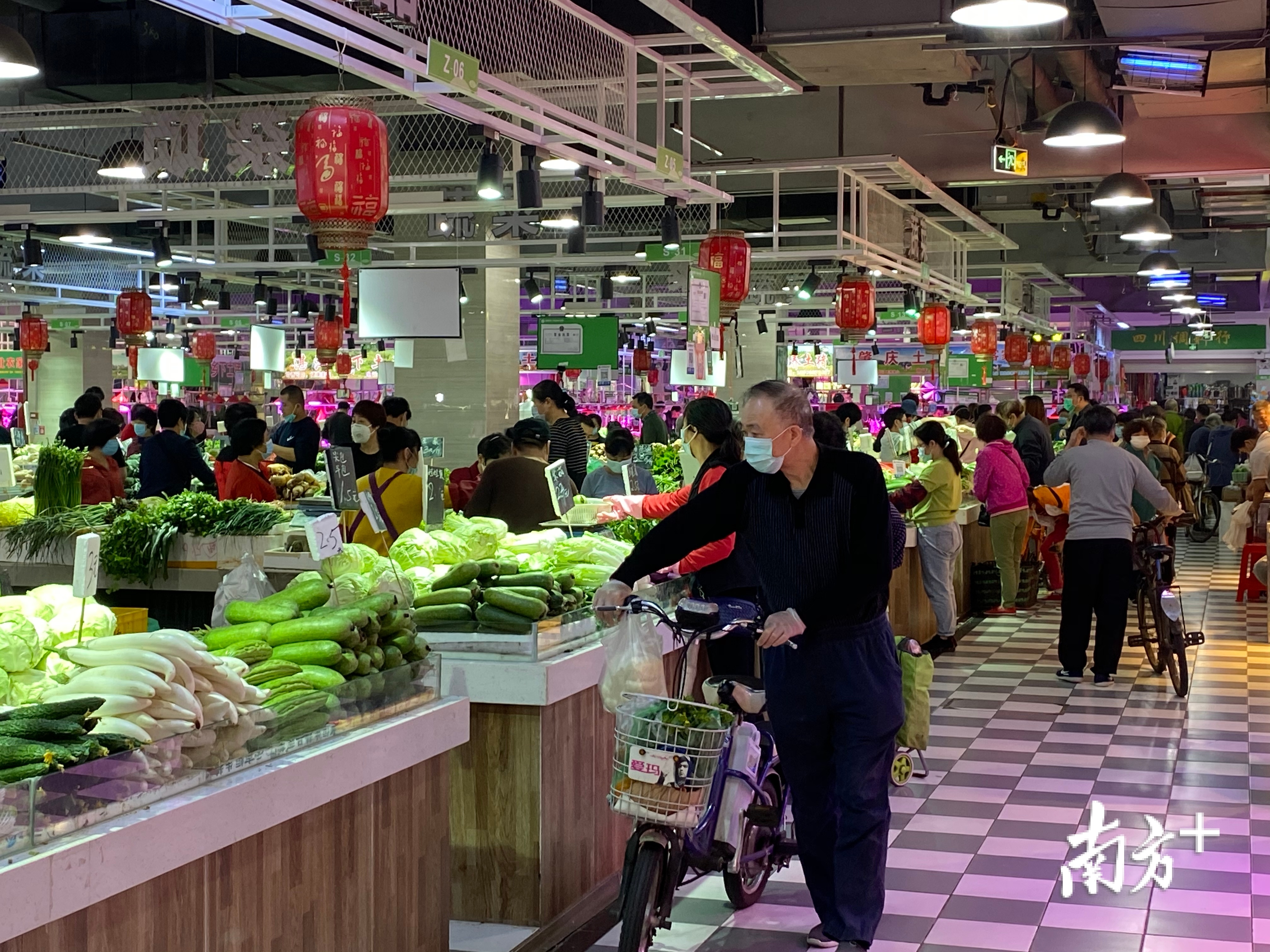 市民在领鲜荟市场买菜。通讯员供图 市民在领鲜荟市场买菜。通讯员供图