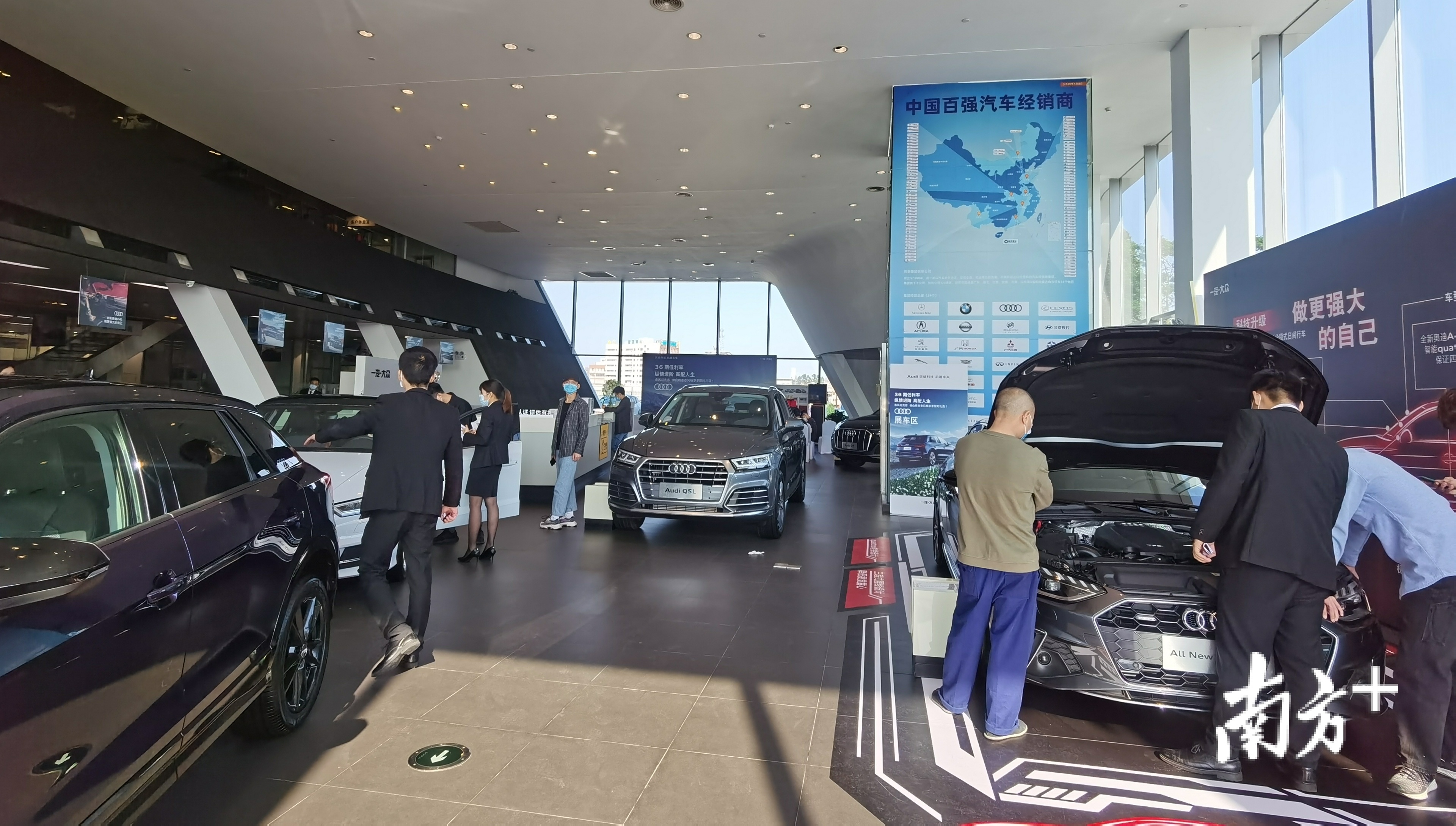 利泰集团佛山锦泰奥迪4S店，消费者戴着口罩选购汽车。受访者供图