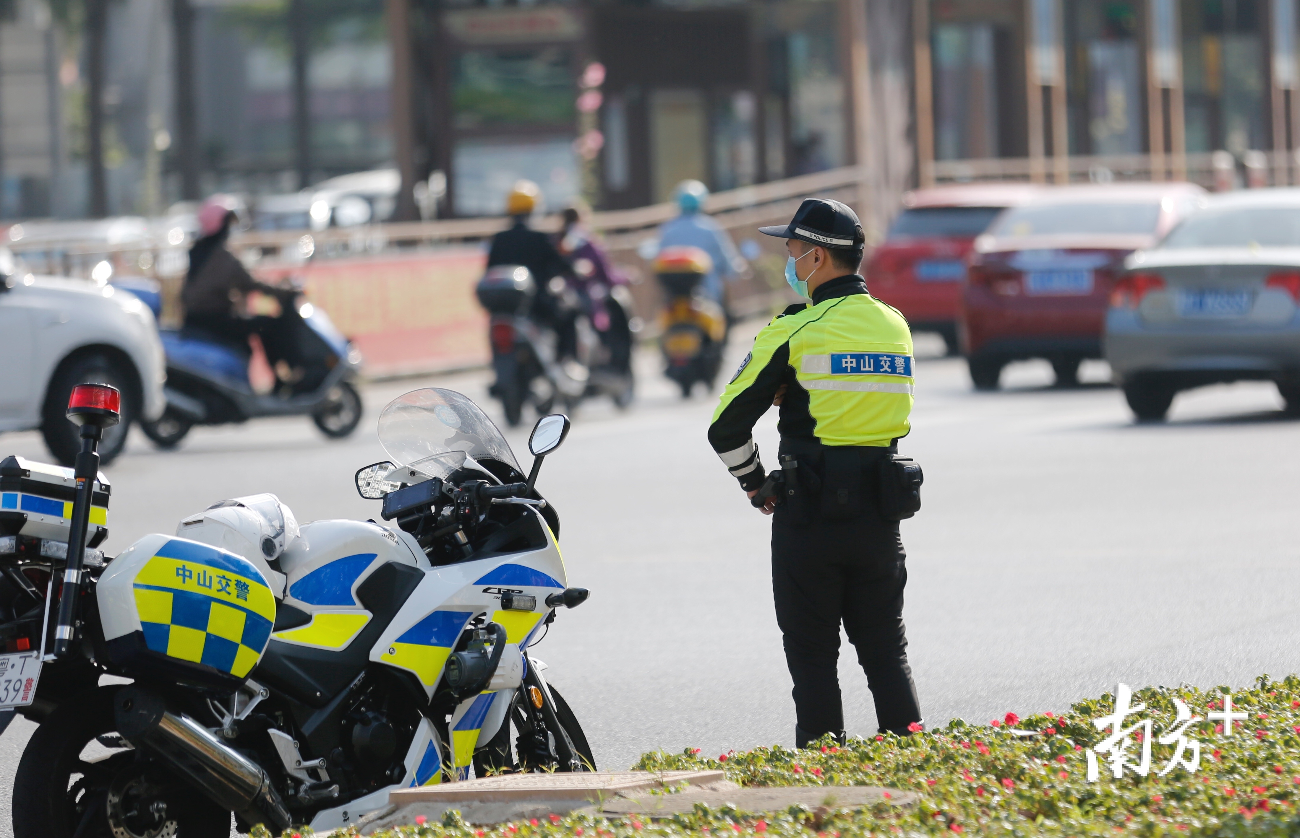 交通高峰期，中山交警上路引导车辆通行秩序。