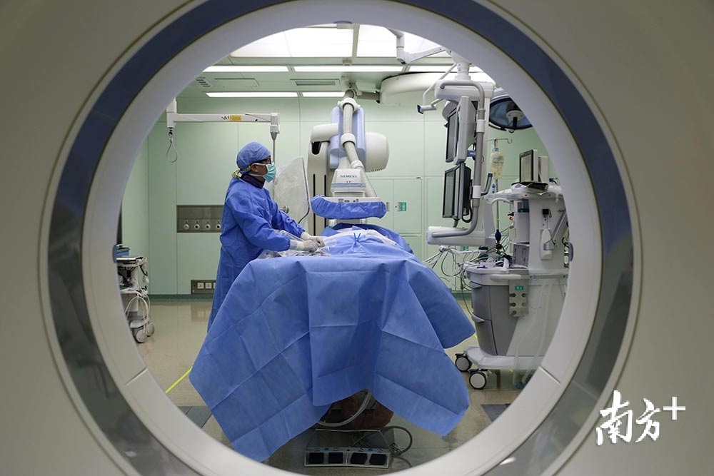 广东省中医院的医生借助先进的现代医疗设备为先心儿童患者做手术。 梁维春 吴远团 摄