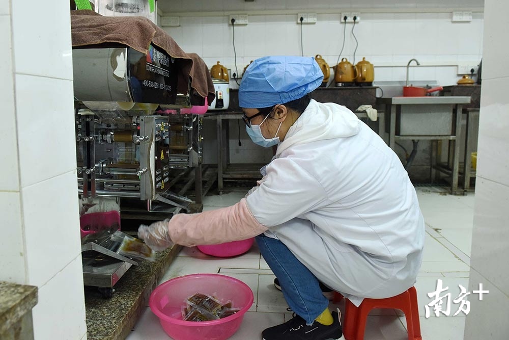 博罗县中医院的引进自动打包中药汤剂设备。南方日报记者 梁维春 摄