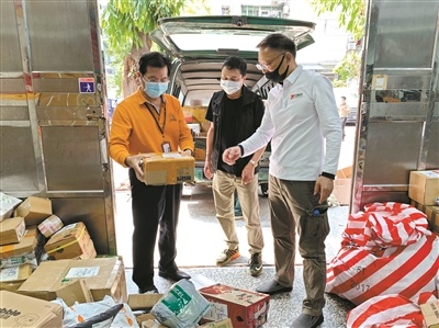 疫情期间,张德新(左一)到营业部分拣货物。 疫情期间,张德新(左一)到营业部分拣货物。