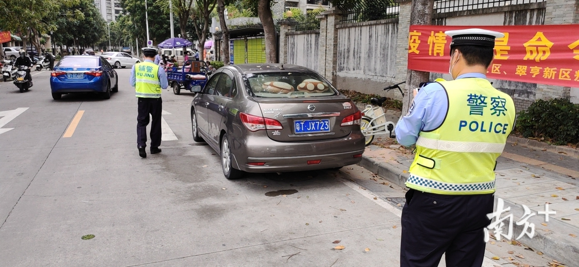 火炬交警在拍摄违停车辆。