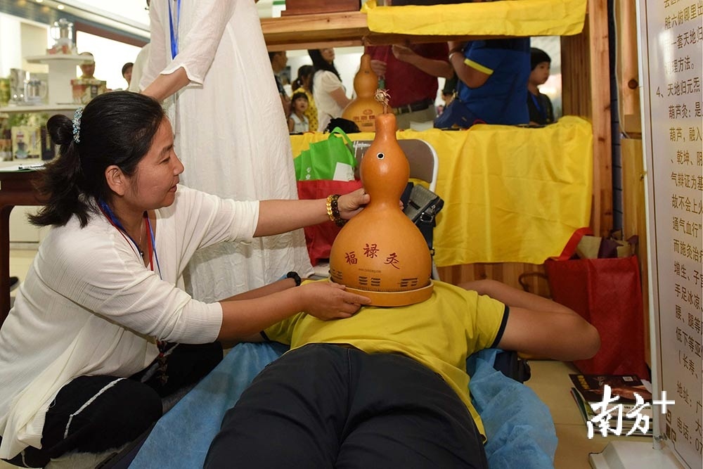 中医科学大会期间，市民免费体验葫芦灸。 南方日报记者 梁维春 摄
