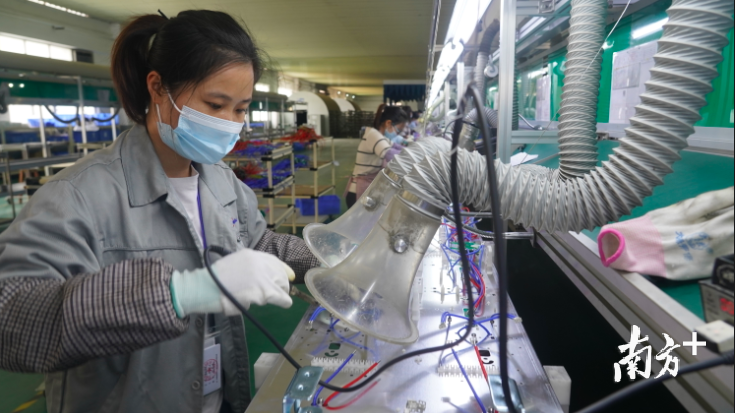 盛路通信生产车间，一名女工正在作业。林洛峰 摄