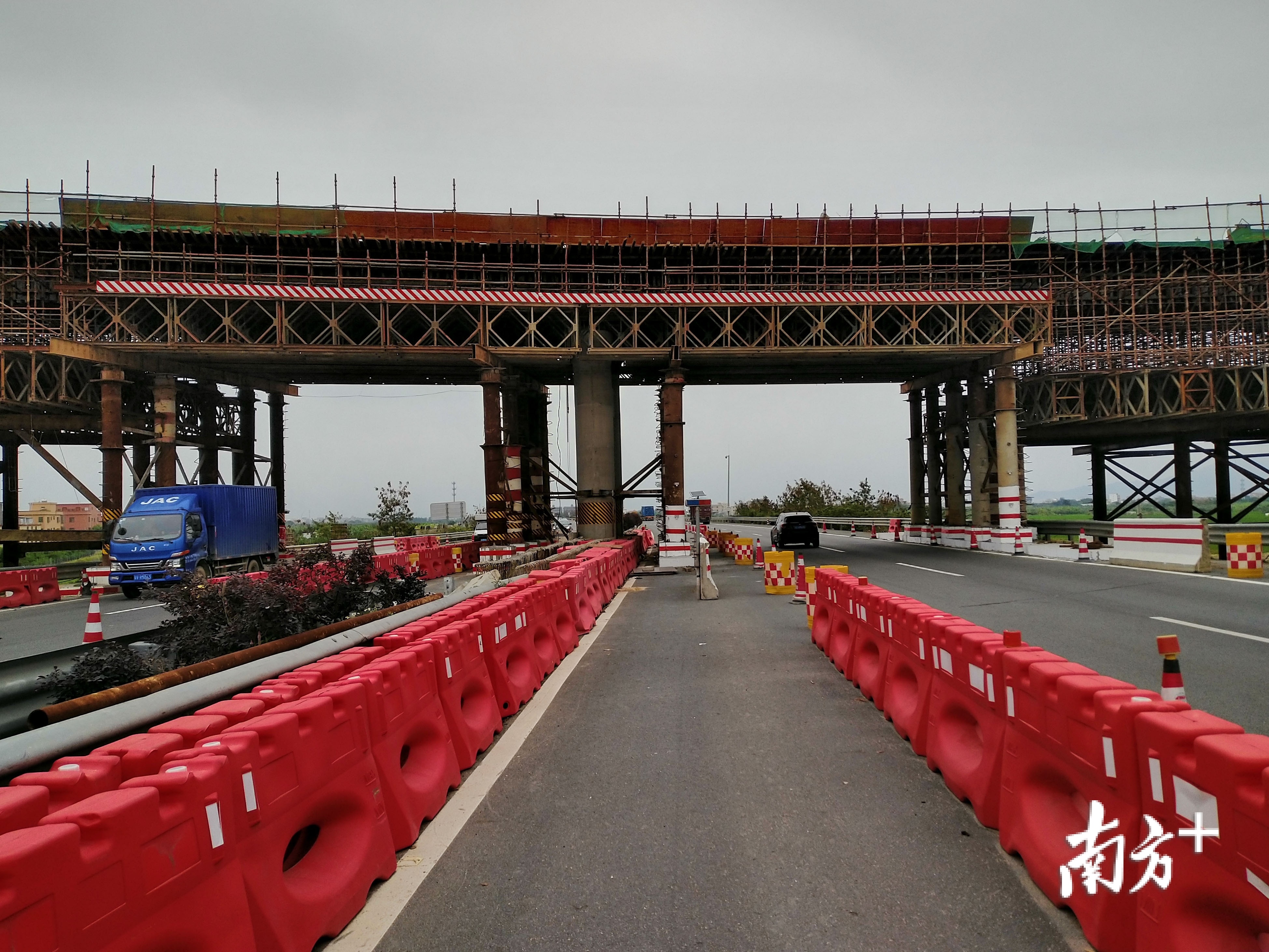 注意五一潮惠高速这些路段有围蔽预计这两天现车流高峰