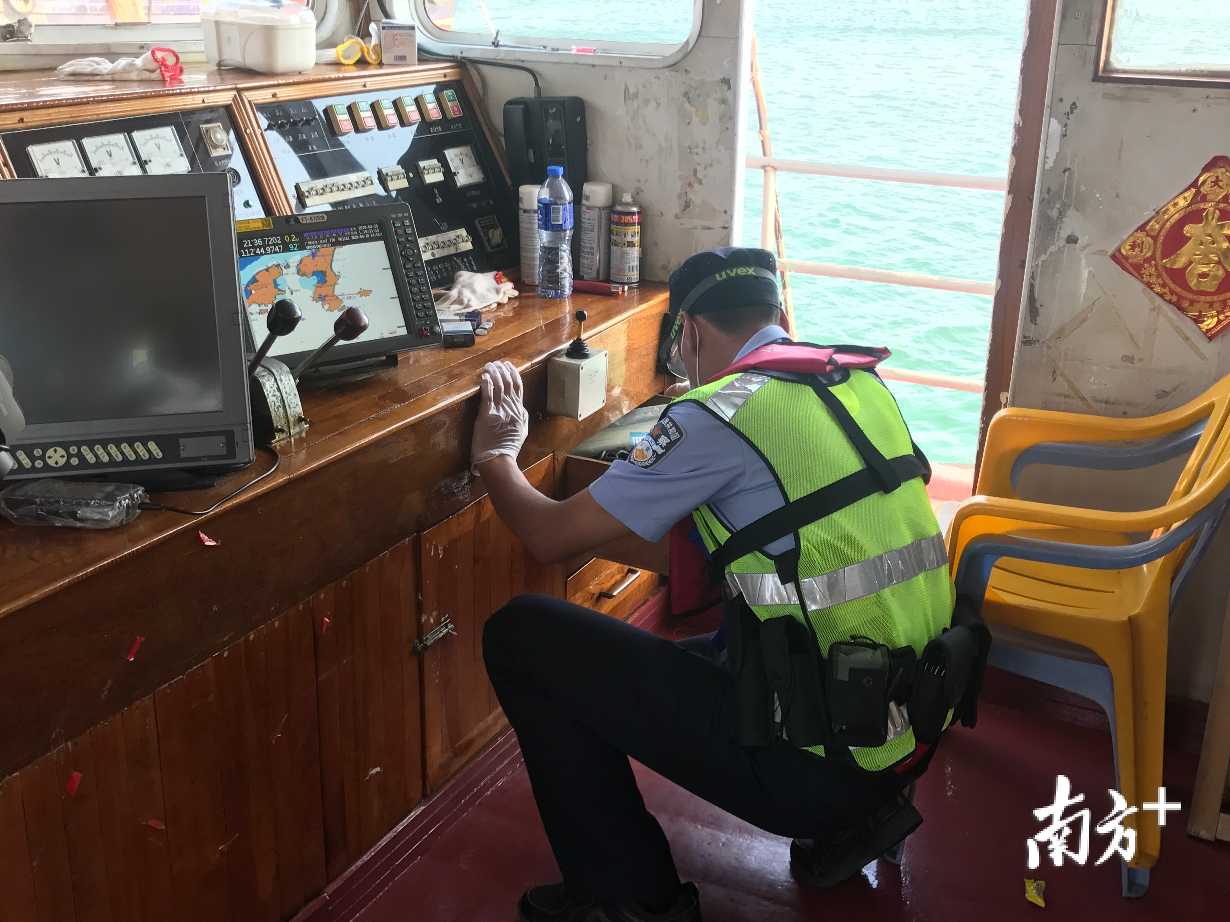执勤民警登船检查。