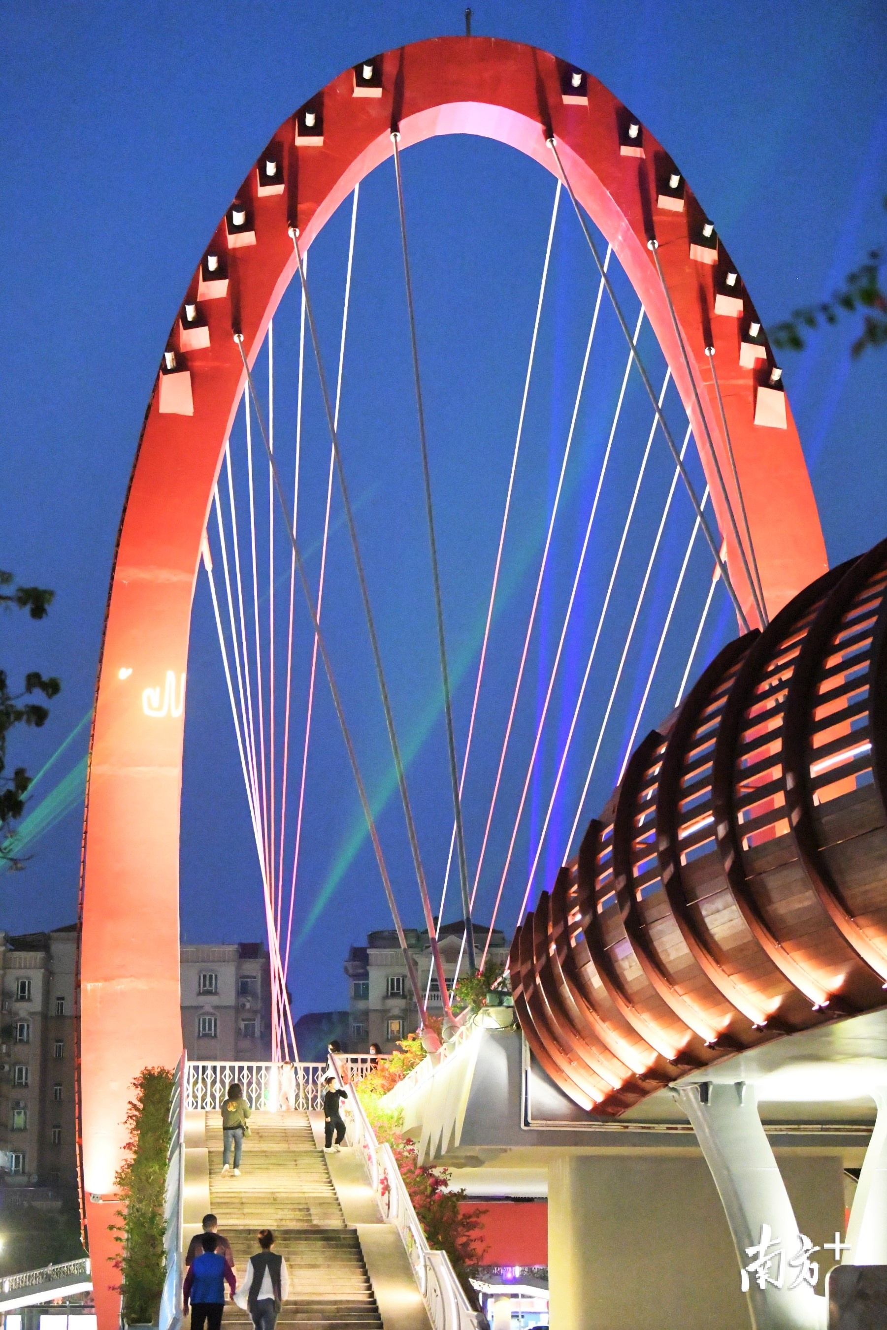 跨河人行天桥在夜色中分外好看.杨兴乐 摄