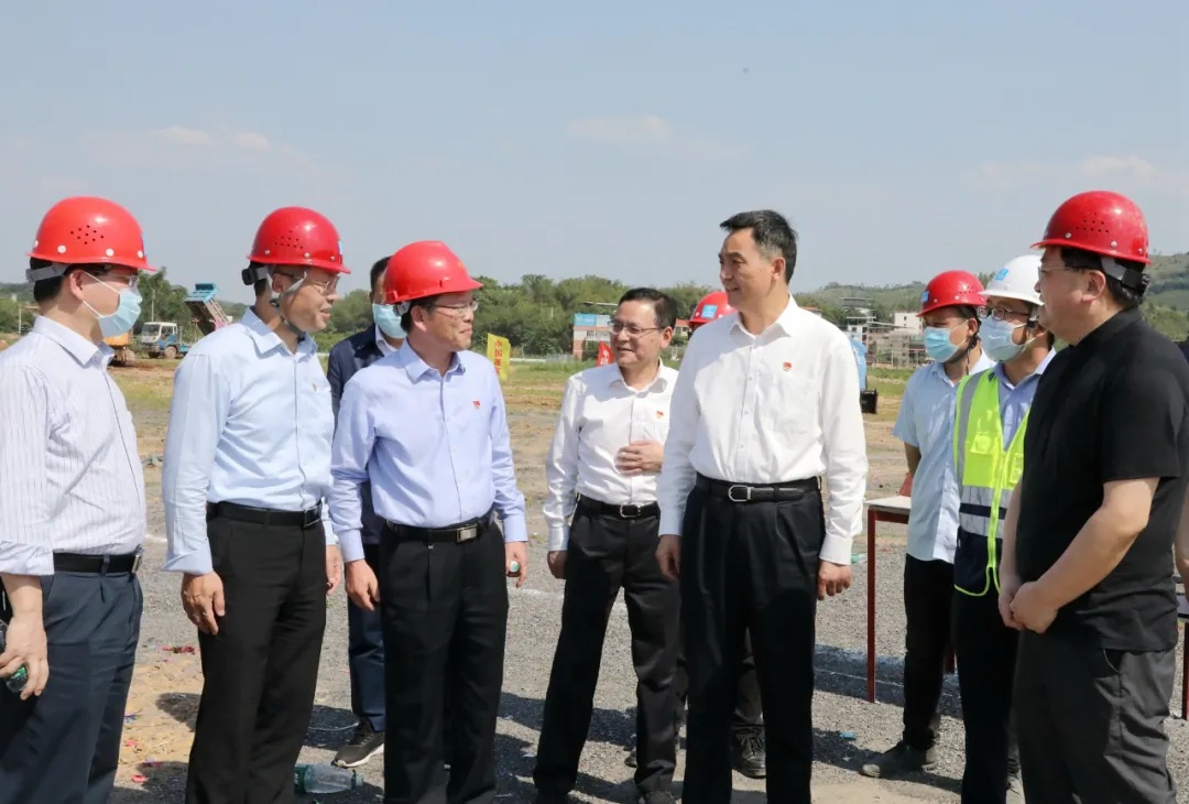 市委书记李红军在韶州人民医院建设项目调研。