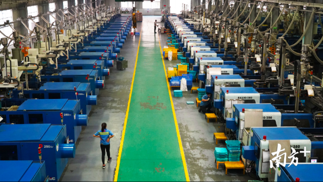 日丰企业集团三水生产基地通过加大技改投入，近年来生产线自动化率不断提高。林洛峰 摄