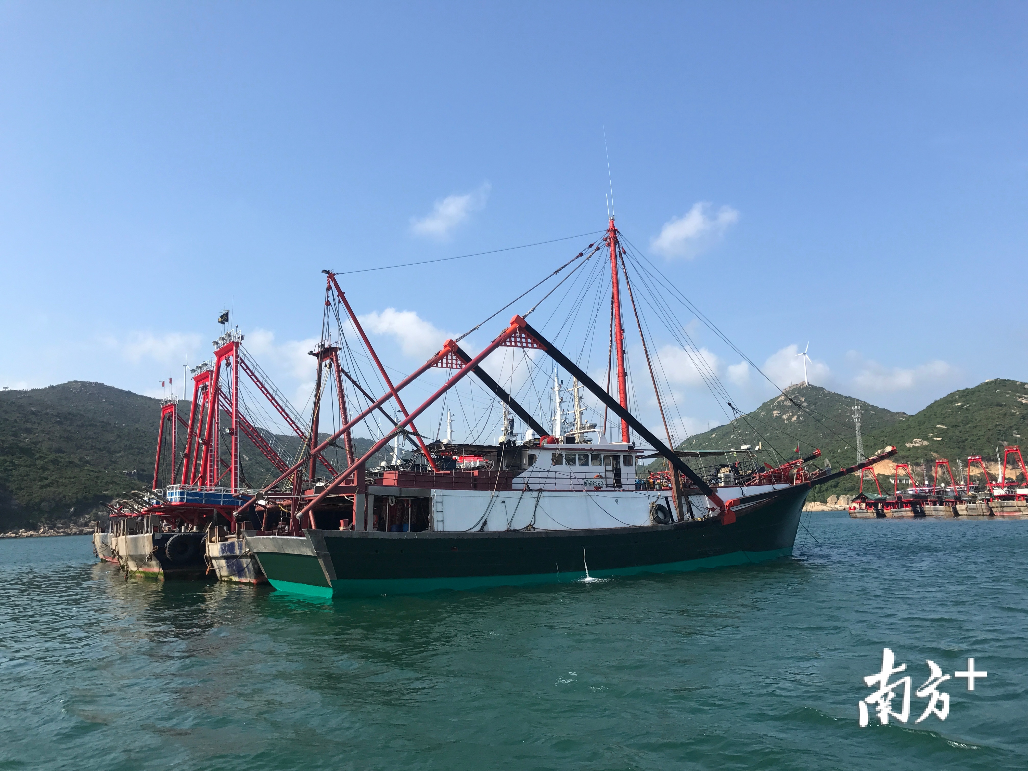 停泊在沙堤港的港澳流动渔船。