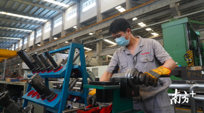 恒力泰机械有限公司的车间内，工人忙碌工作。林洛峰 摄