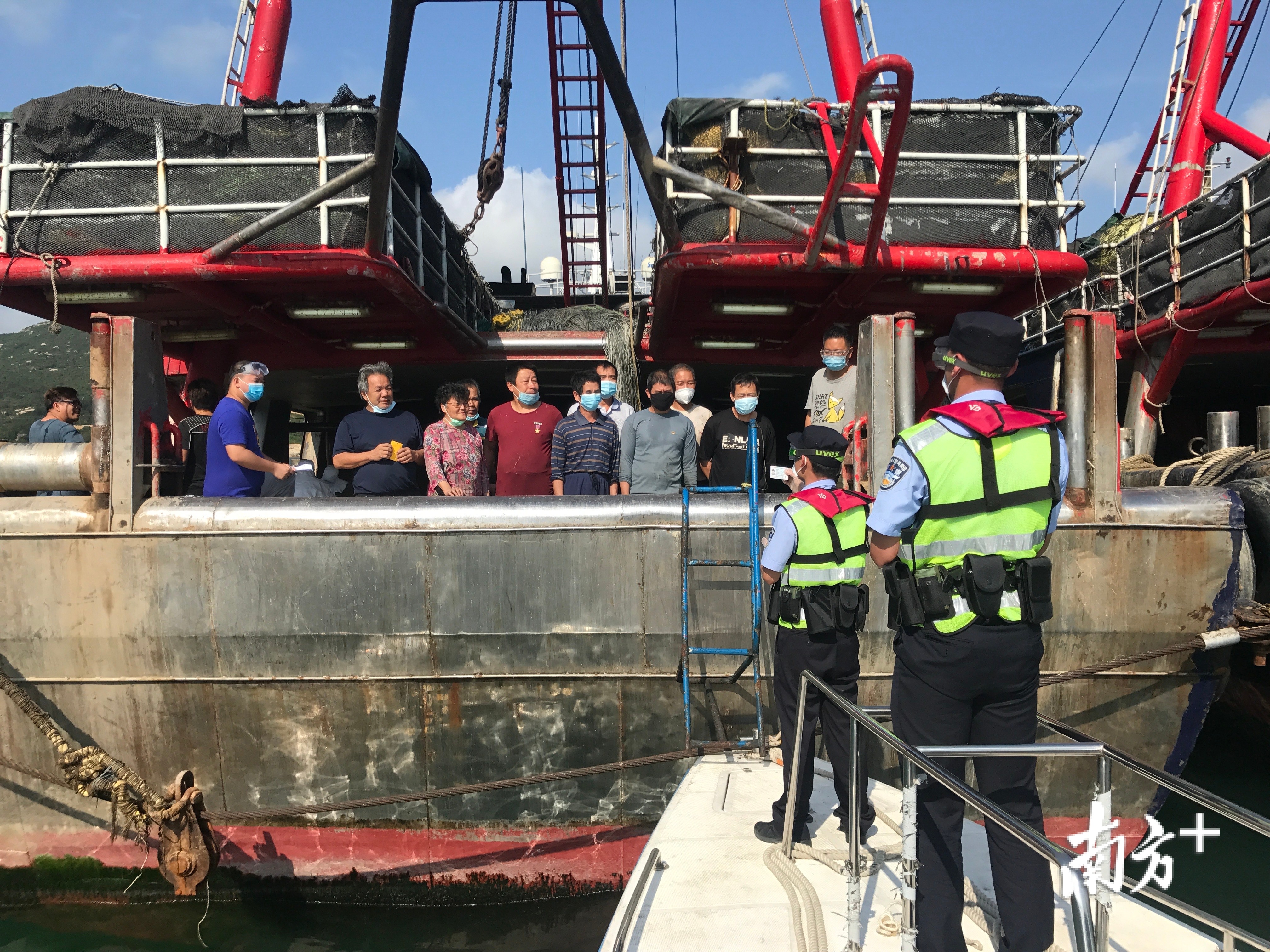 执勤民警进行人证对照核查。