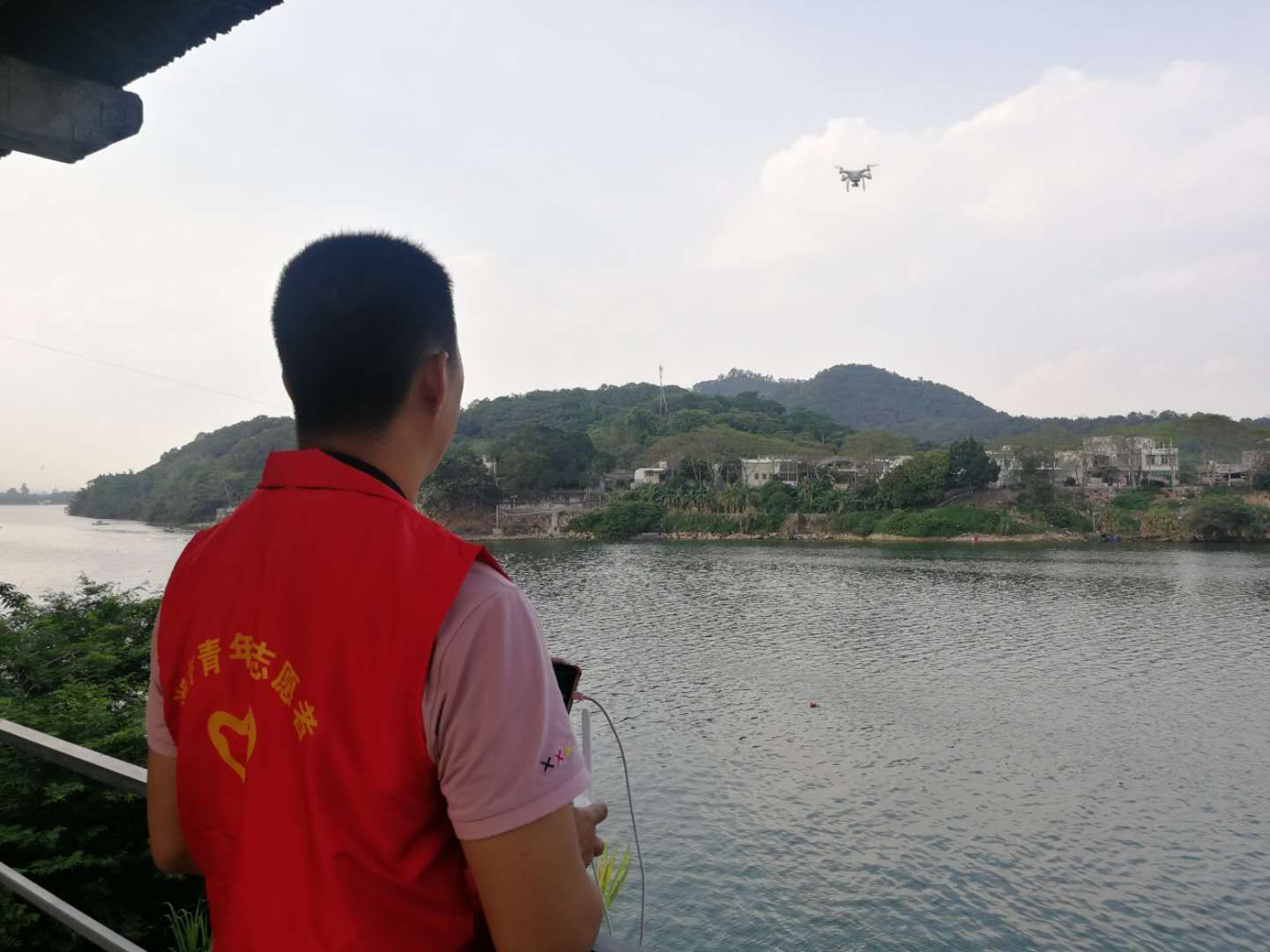 志愿者利用“河小青1号”无人机在韩江磷溪段巡河。