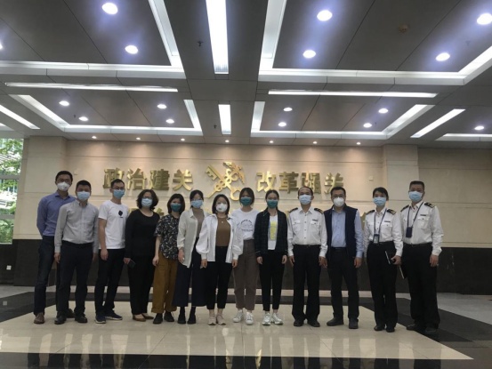 2020年3月至4月，广东外语外贸大学多语言志愿服务队支援广州白云机场，在口岸一线开展抗疫志愿翻译服务。