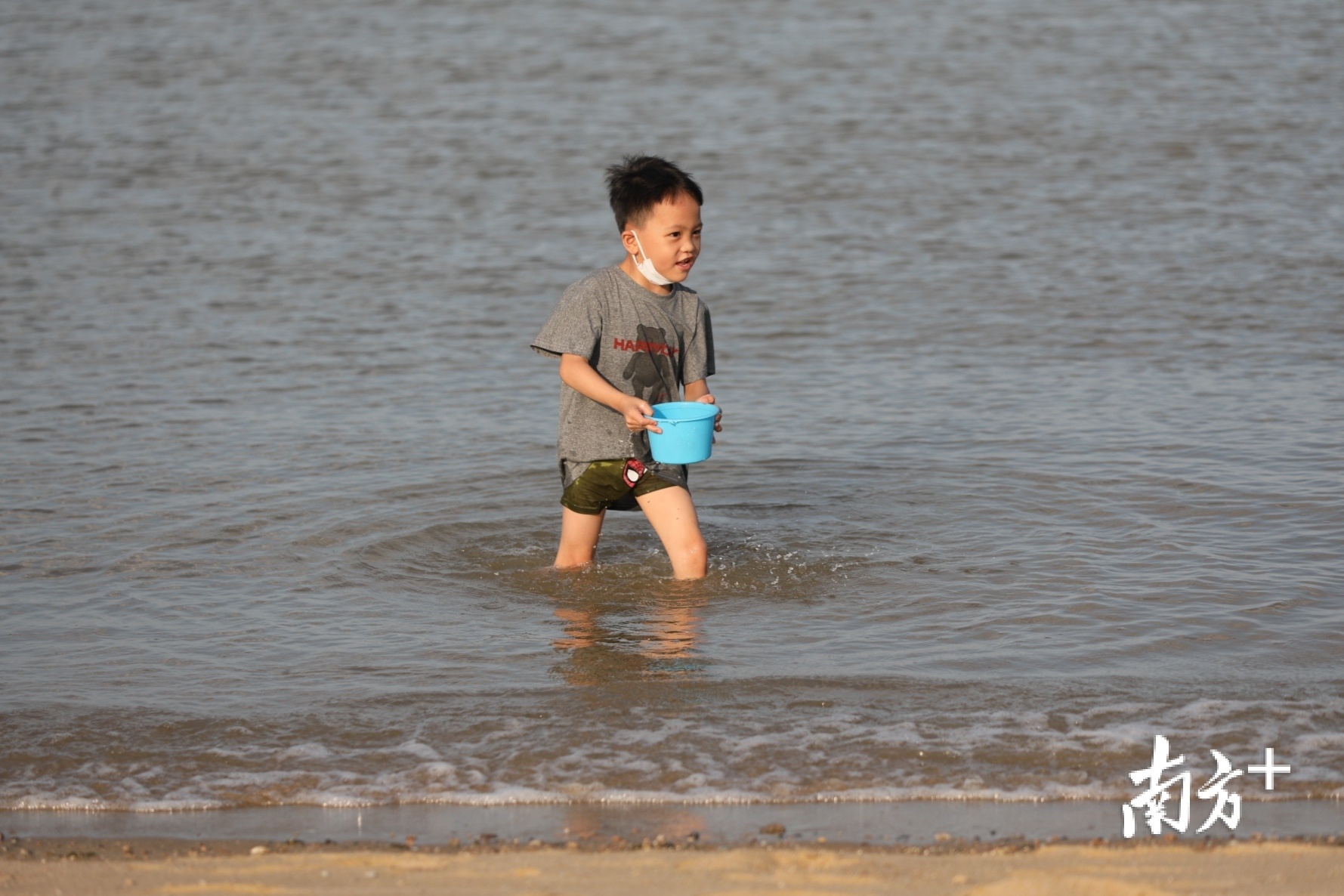 小朋友在海边玩水