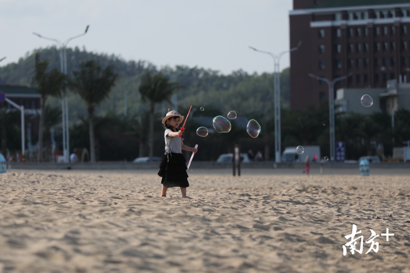 小朋友在沙滩上玩泡泡