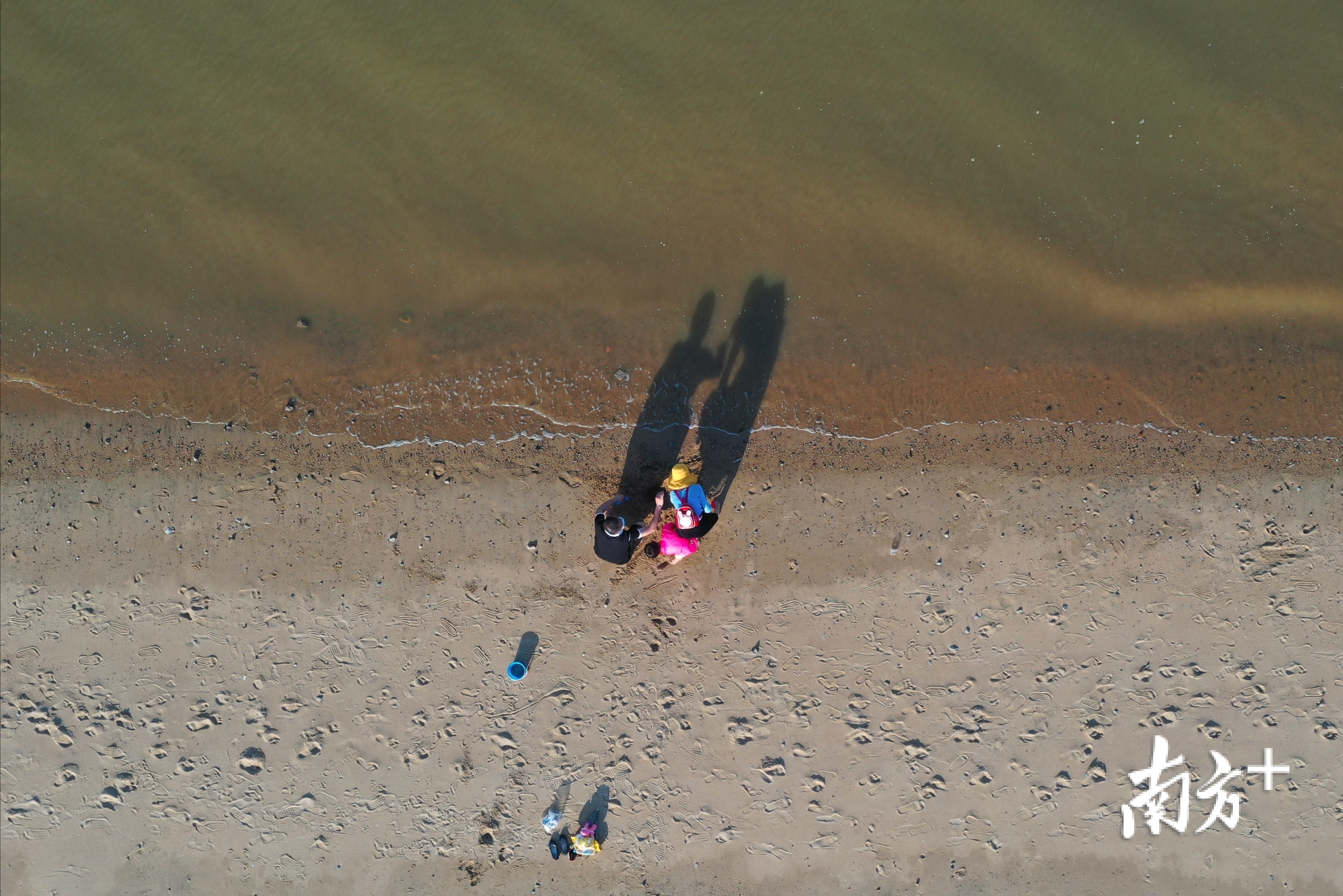 一家三口在海边玩水 一家三口在海边玩水
