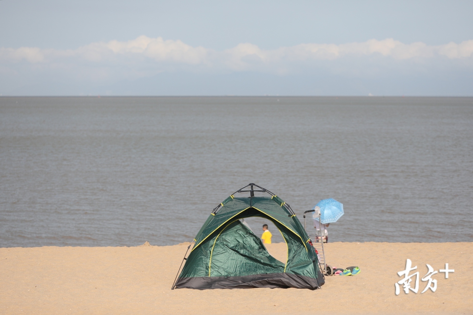 游客在海边搭着帐篷吹海风欣,赏海景