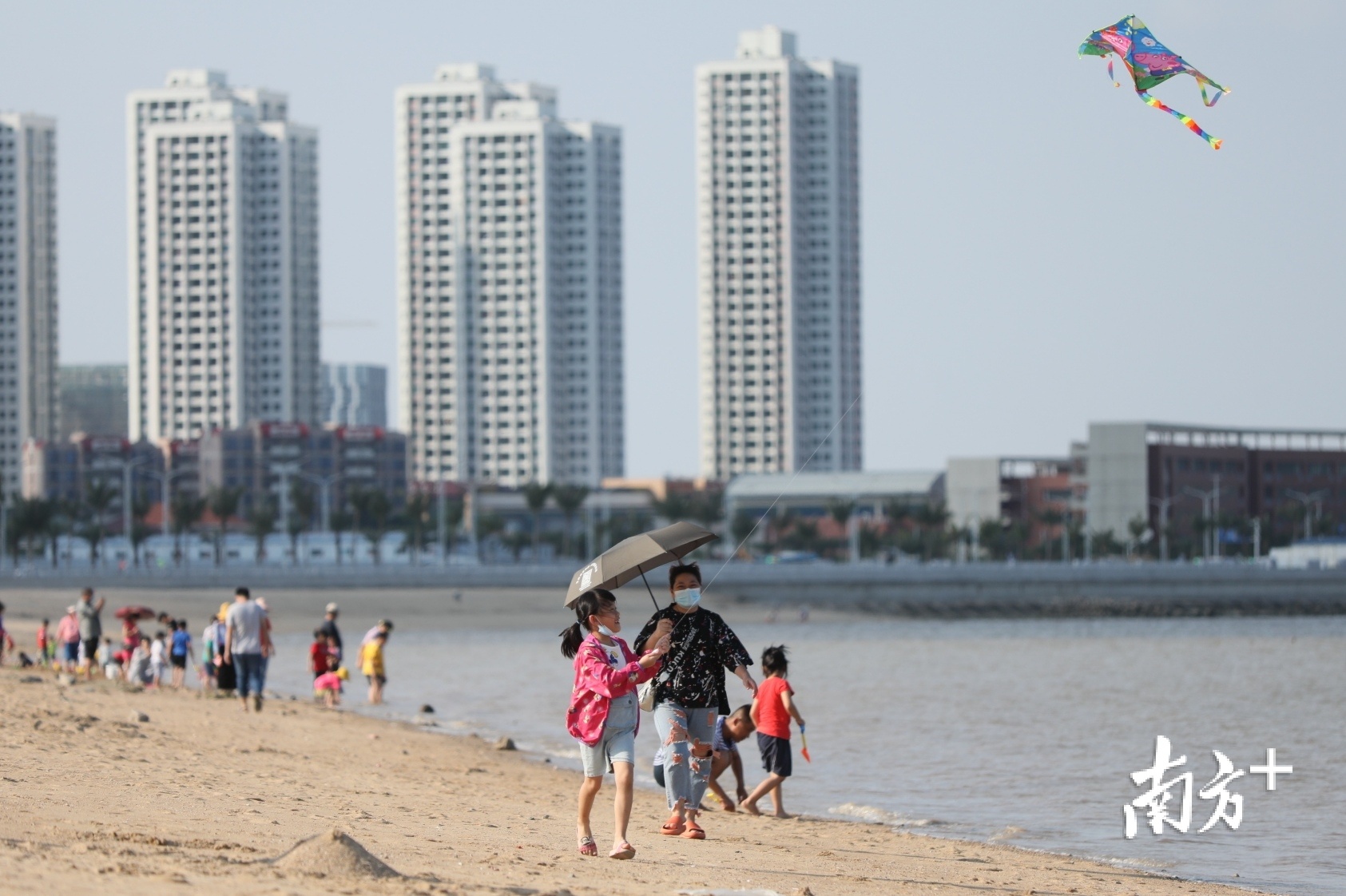 一名小女孩在海边放风筝
