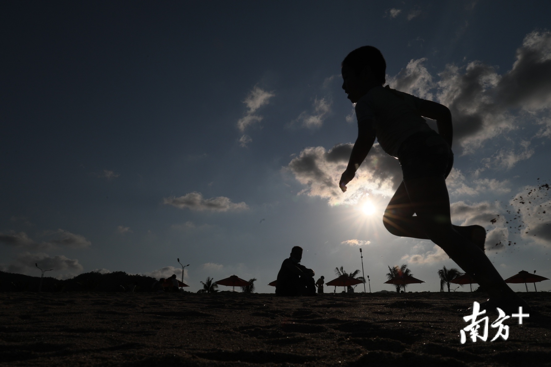 小朋友在沙滩上快乐奔跑