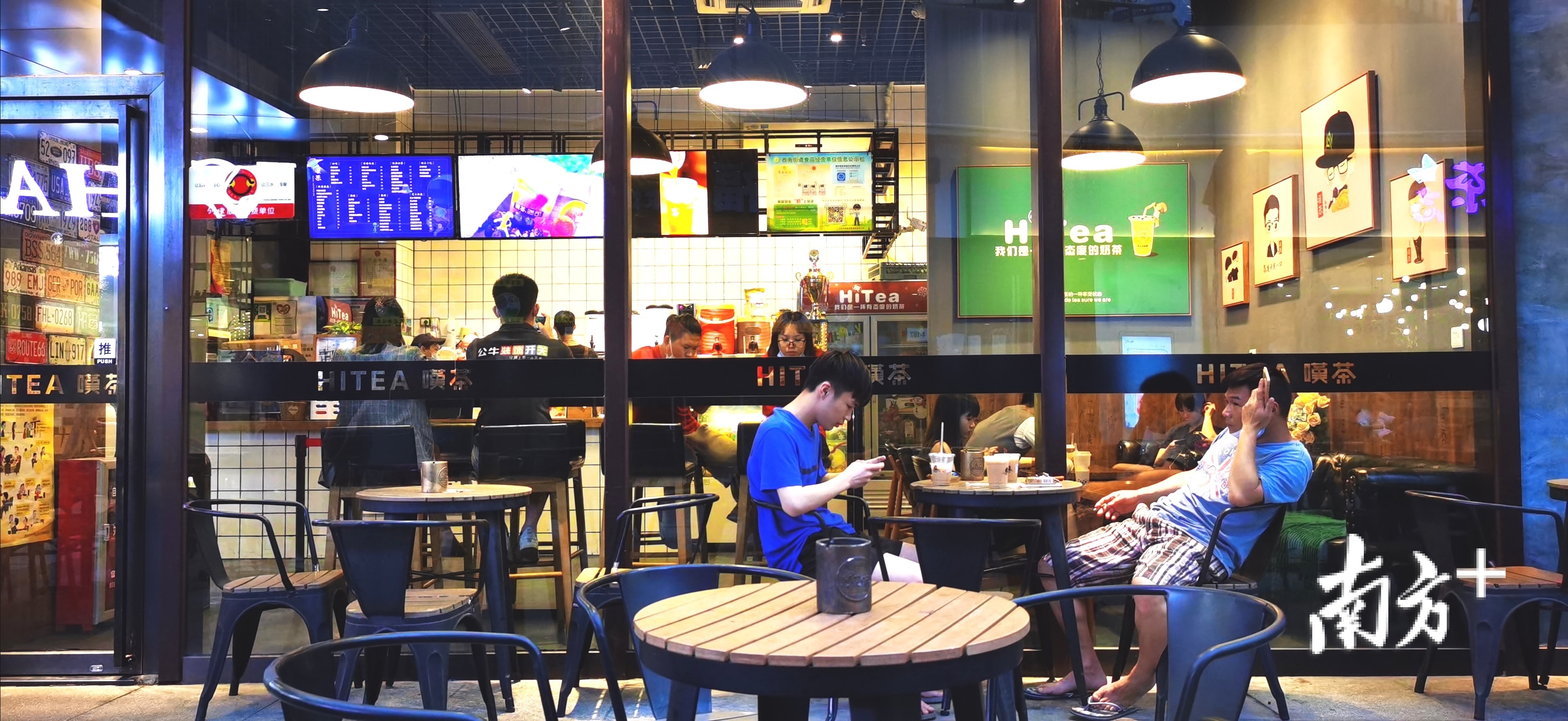 5月5日，三水新动力广场一家小食店坐着不少客人。