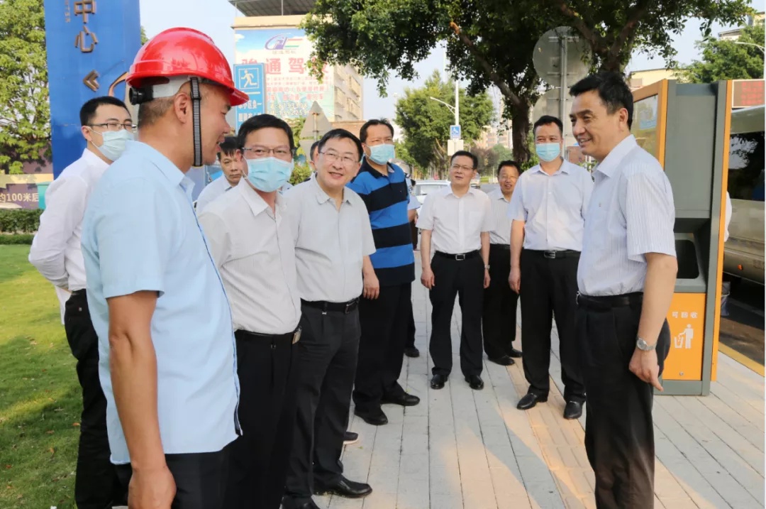 市委书记李红军调研朝阳路改造提升情况。 市委书记李红军调研朝阳路改造提升情况。