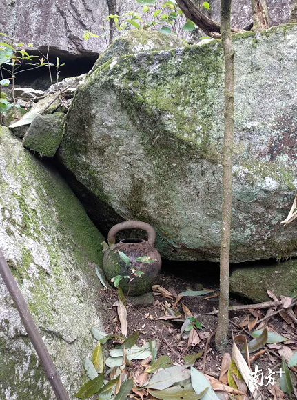 龙潭禾山洞洞口发现的陶壶茶罐。