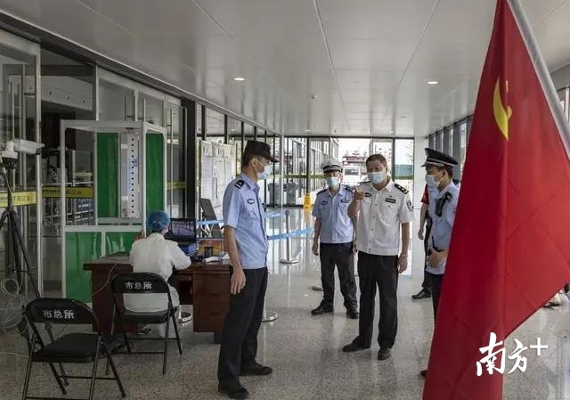 梁进海看望慰问工作在一线的执勤工作人员。