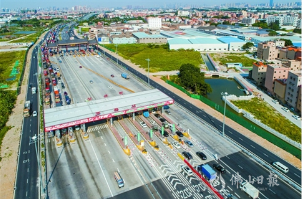 昨日,广明高速罗格收费站,进城方向车流平稳,出城方向出现拥堵.