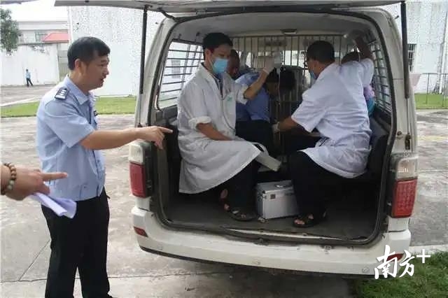 严丹带领民警对新收押人员进行体温检测。