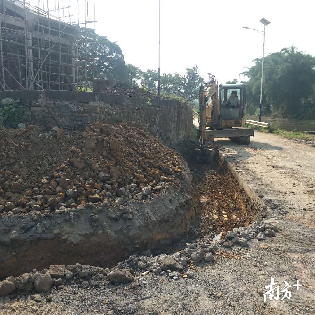 重阳镇青暖村挡土墙项目正在施工。