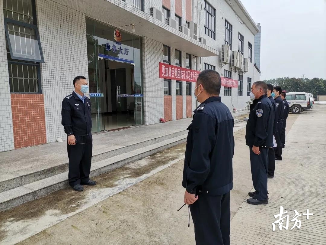 每天早上7点开始,严丹带领民警对戒毒所展开全方位的消毒工作。