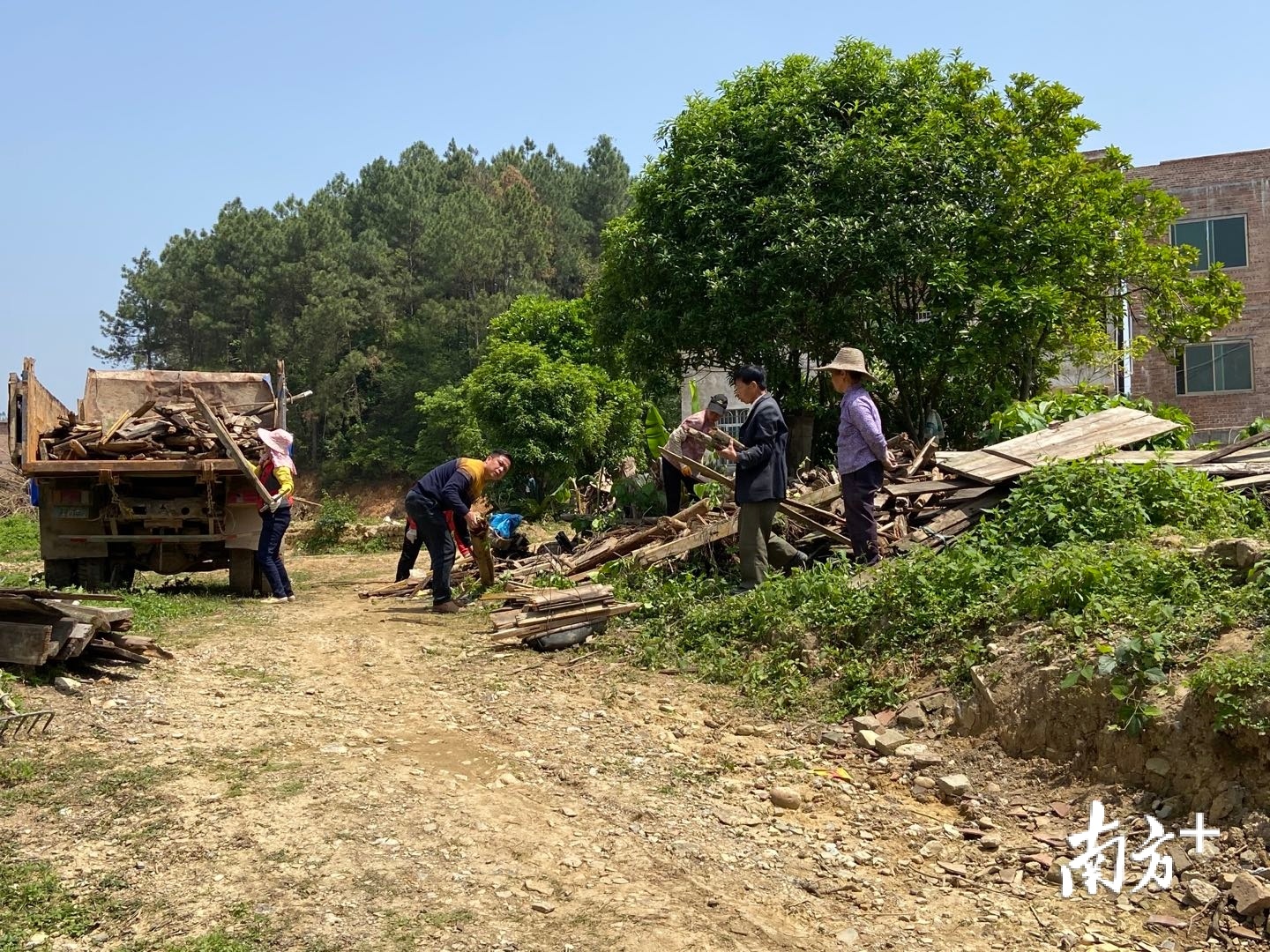 重阳镇村民投工投劳参与农村人居环境整治。