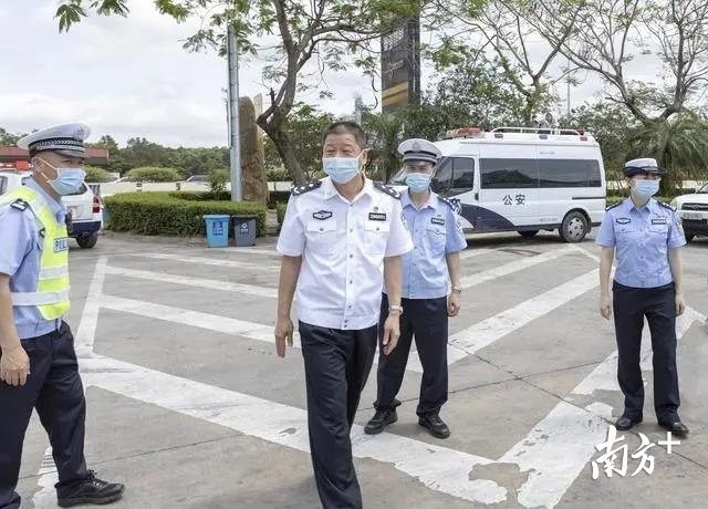 阳江市副市长、阳江市公安局局长梁进海督导检查“五一”返程道路交通安保工作。