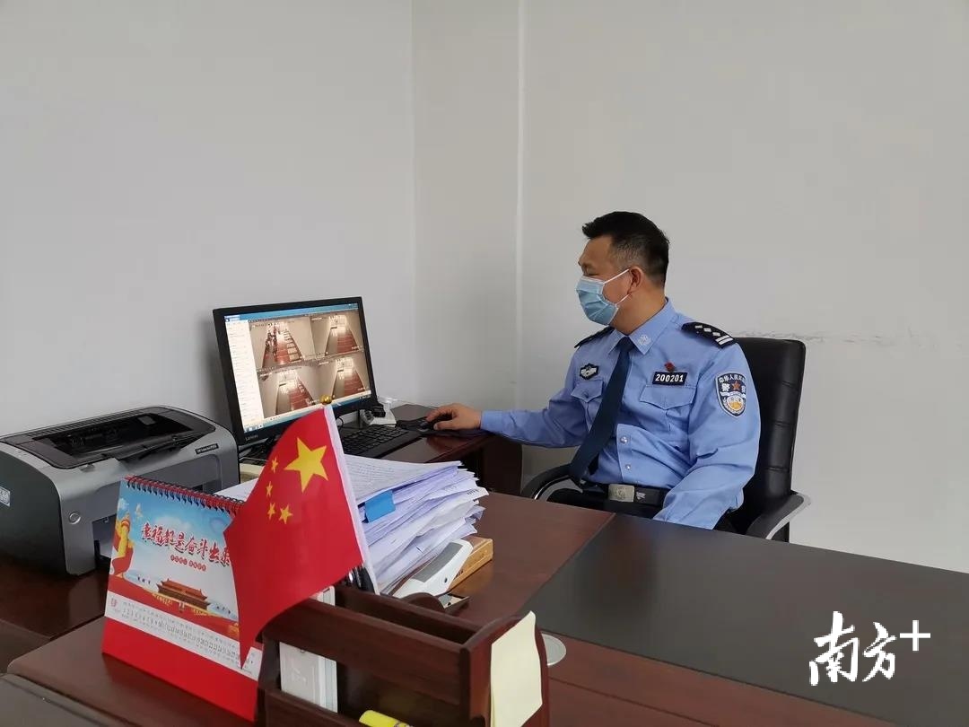 一天中的大部分时间里,严丹都在工作。