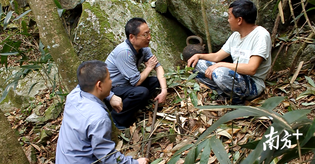 油山镇黄地村村民黄传香（右）向红色史料收集工作人员讲述。