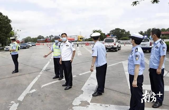 梁进海实地检查执勤警力部署、保畅措施、交通管控等安保工作情况。