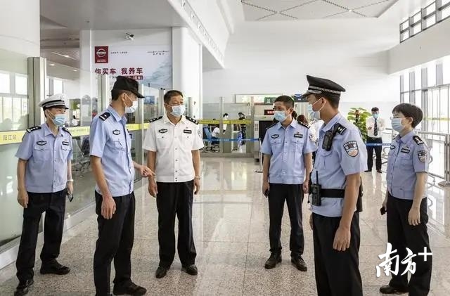 梁进海向坚守在工作岗位的民警和辅警表示亲切的慰问。