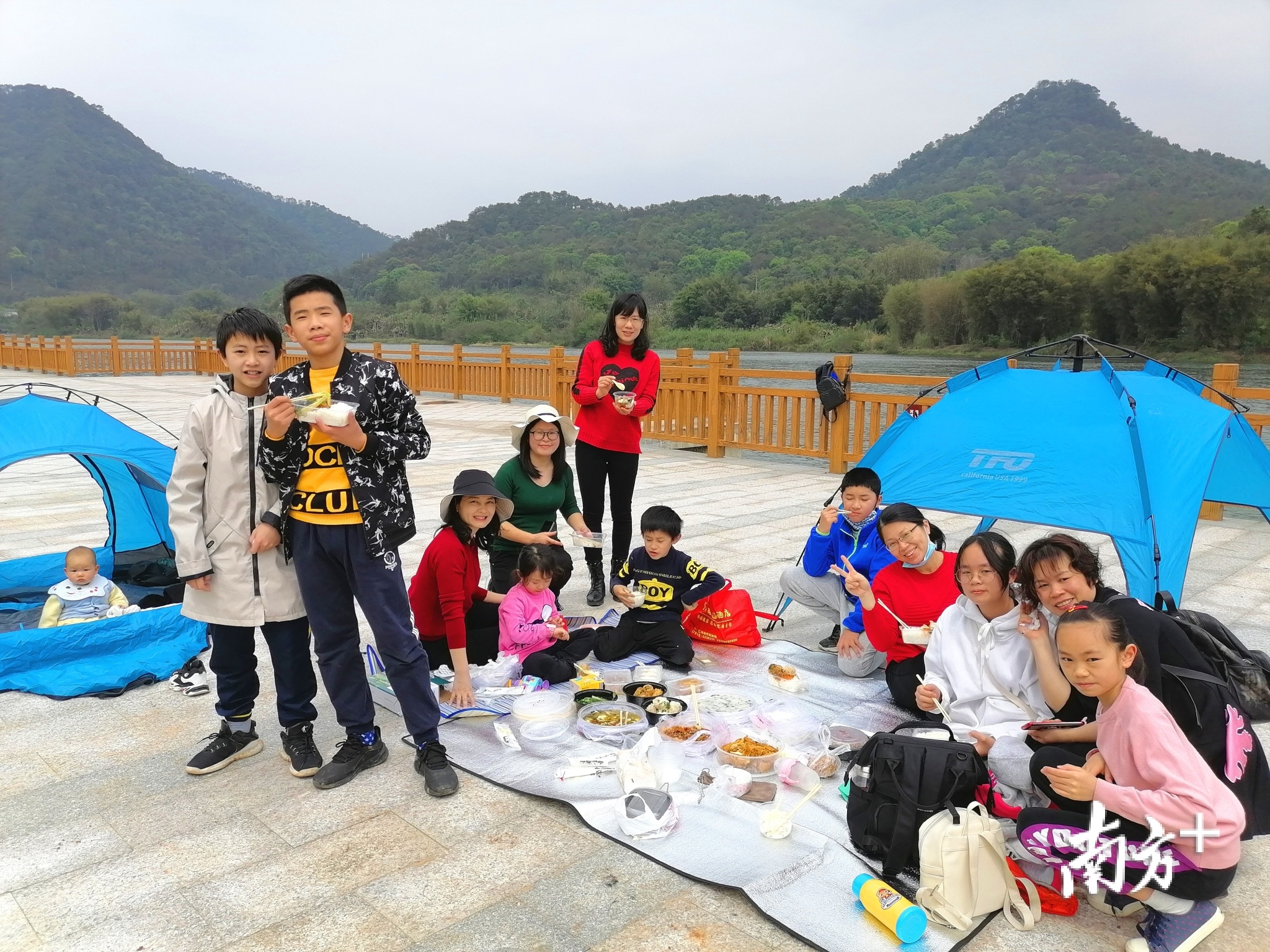 市民在锦江河西岸野营，骆电波摄