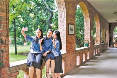 中大毕业生在校园老建筑陈寅恪故居留影（资料图片）。 广州日报全媒体记者苏俊杰 摄