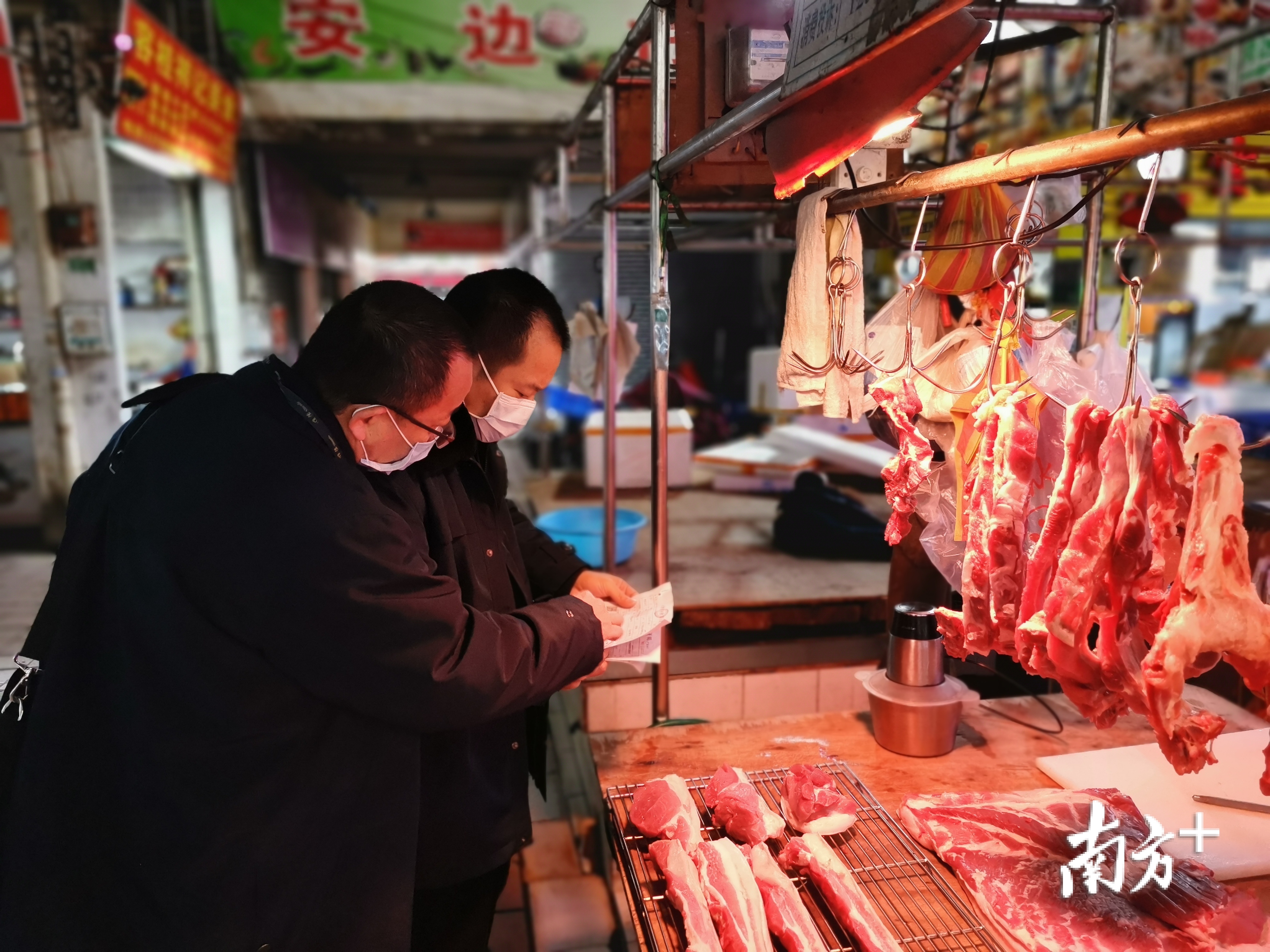 区市监局工作人员正在农贸市场进行各项检查。 区市监局工作人员正在农贸市场进行各项检查。