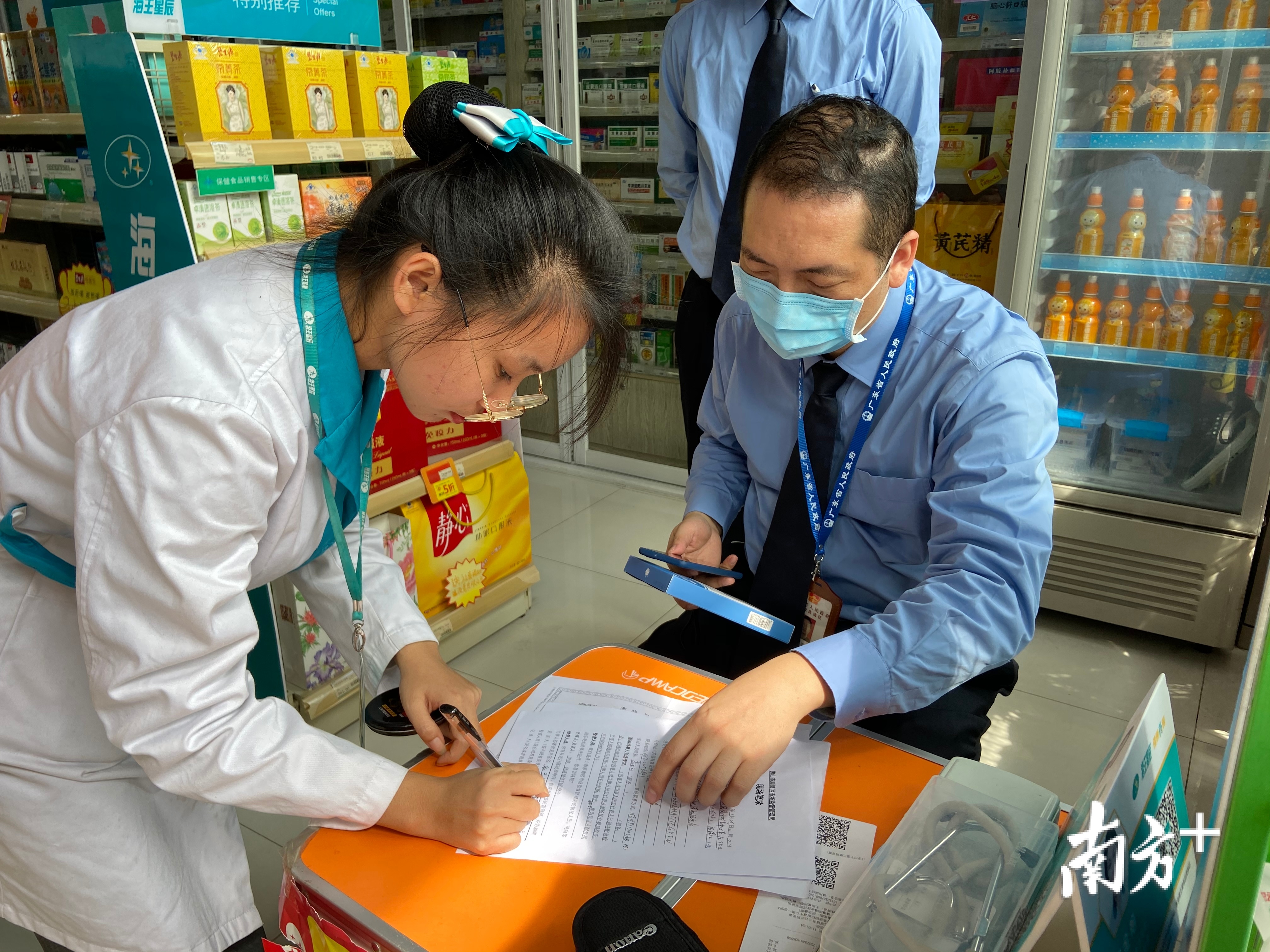 区市监局工作人员正在药店进行各项检查。 区市监局工作人员正在药店进行各项检查。