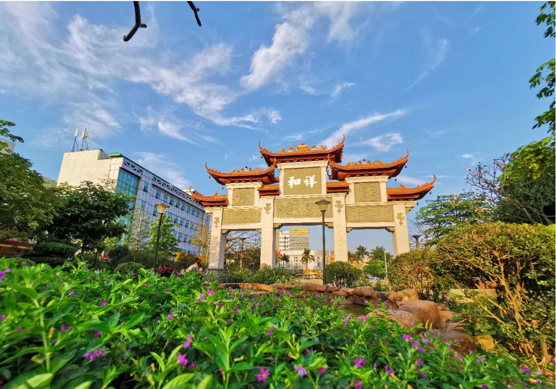 杨花落尽浓荫日，芳草萋萋五月天。（摄影：刘成）