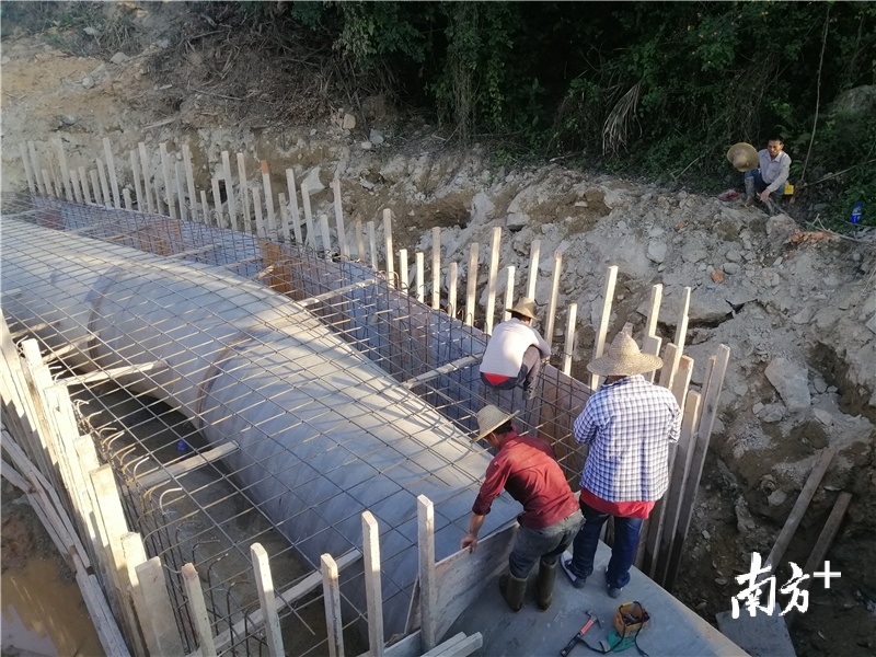 稔山镇第二小学附近，供水工程的输水管道刚刚埋下。