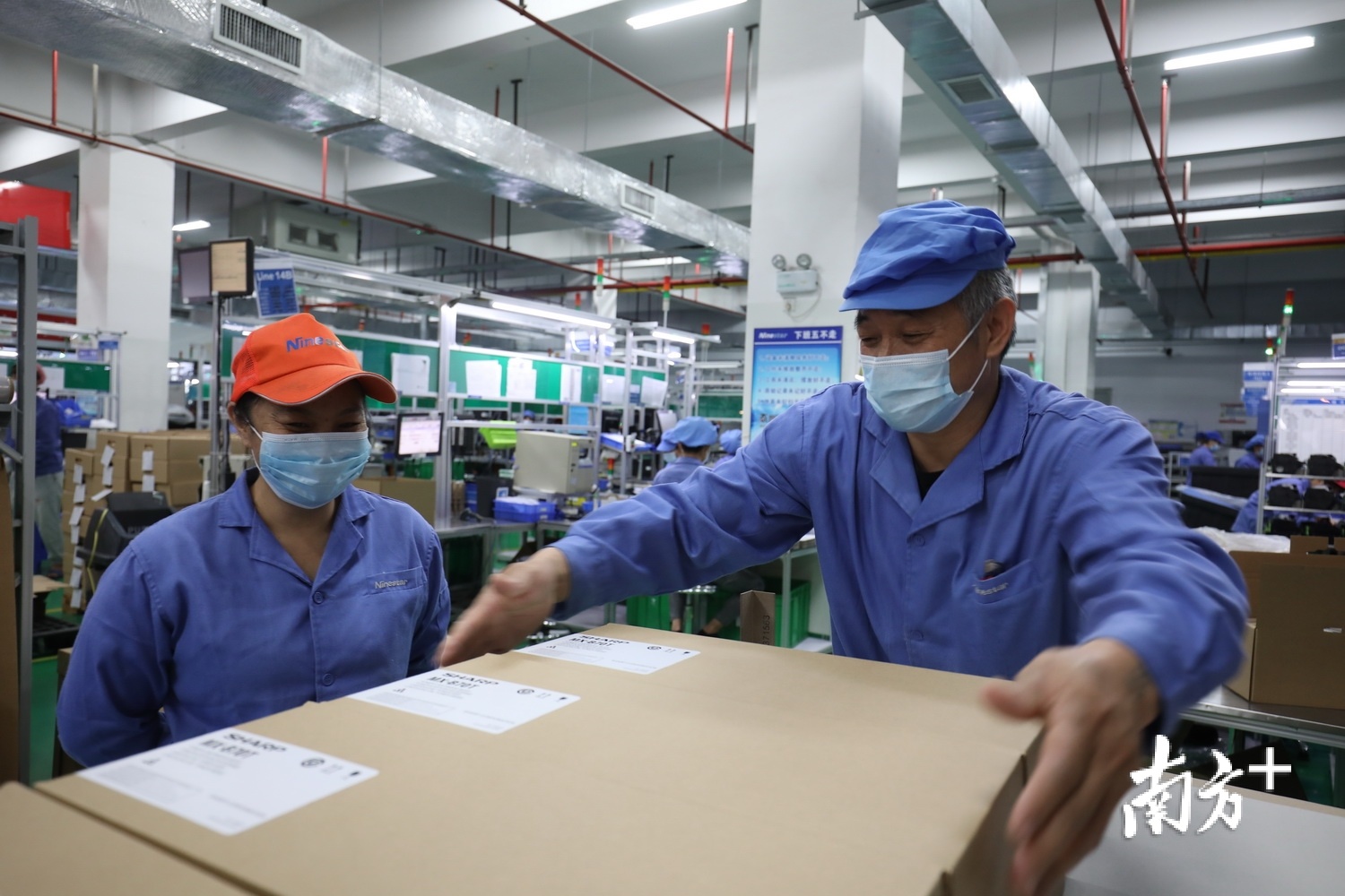 纳思达生产车间，来自怒江的杨发熙夫妇谈起在珠海的新生活，脸上洋溢着幸福。