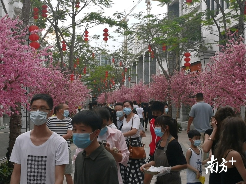 国瑞升平里作为新开业的美食集聚区集聚区，五一期间营业额环比4月上升300%，环比清明节假期上升340%。南方日报记者 罗湛贤 摄