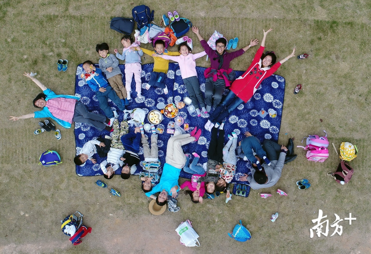 香山驿站旁，户外野餐的大人和孩子们在草地上尽情撒欢。